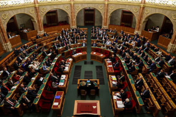 A szuverenitásvédelmi törvényjavaslatokat tárgyalja a parlament
