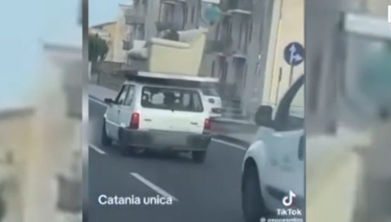 Autó: Videó: Egy Fiat Panda tetején szállított kanapéban hevert egy ember