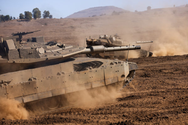 Az izraeli hadsereg és a Hezbollah kölcsönösen támadta egymást
