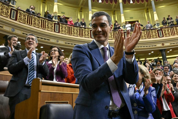 Beiktatták miniszterelnöki hivatalába Pedro Sánchezt Madridban