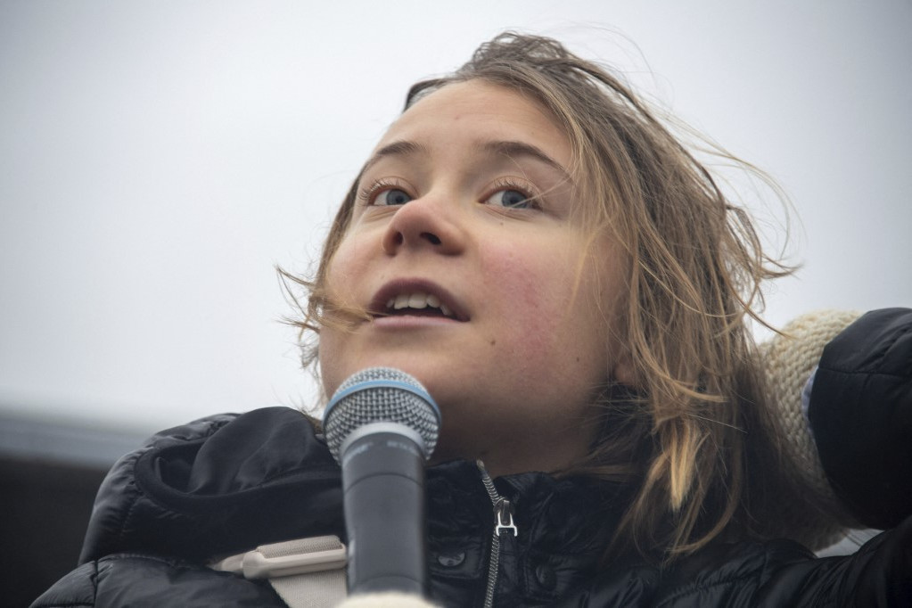 Elege lett a férfinak, kikapta Greta Thunberg kezéből a mikrofont + VIDEÓ