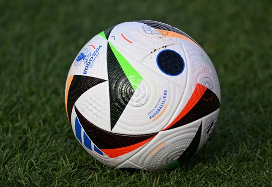 Élet+Stílus: Bemutatták az Európa-bajnokság hivatalos labdáját, a Futballszerelmet