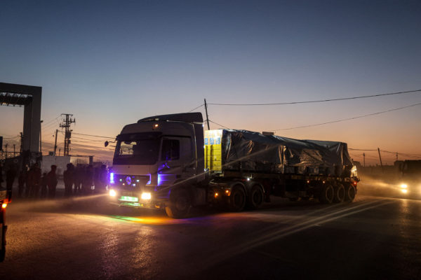 ENSZ: 137 teherautónyi segélyszállítmányt rakodtak ki Gázában