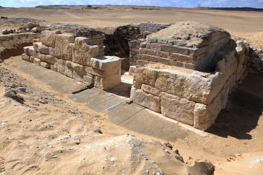 Gazdagon díszített ókori egyiptomi sírt fedeztek fel cseh kutatók Abu-Szírben