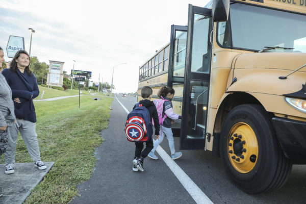 Hős tinédzser mentett meg egy elszabadult iskolabuszt egy óriási balesettől – VIDEÓ