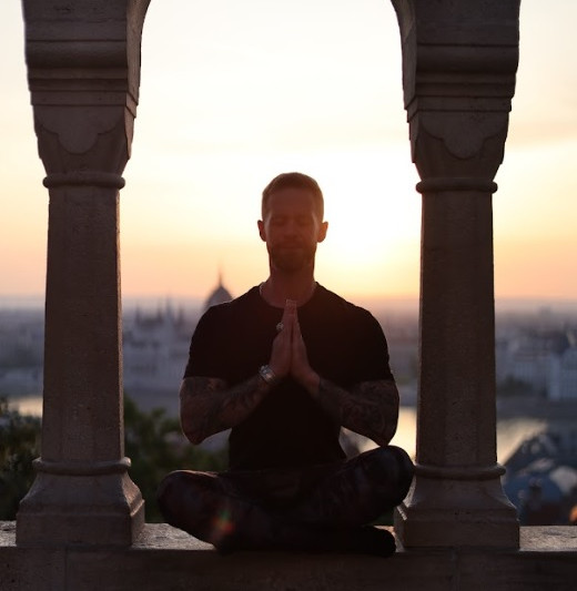 A jóga gyakorlásának egyik legfontosabb aspektusa a tesi-lelki egyensúly megteremtése és fenntartása