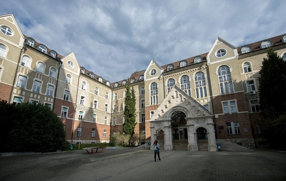 Itthon: A Pécsi Egyetem biztosan nem ad 70 pluszpontot az MCC-s diákoknak