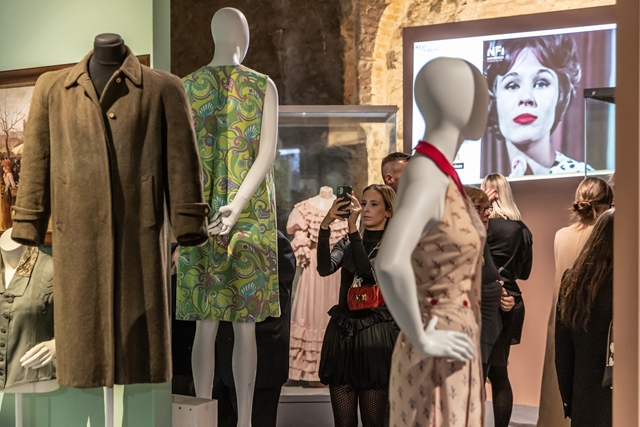 Kult: „Az ember nem a ruháját viszi először, ha kitelepítik” – 150 év divat- és várostörténete sűrűsödik a Kiscelli új kiállításában