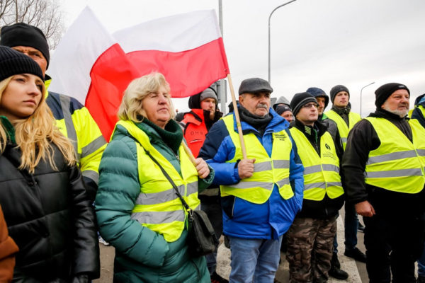 Lengyel földművesek forgalomlassító akcióba kezdtek egy lengyel–ukrán határátkelőnél