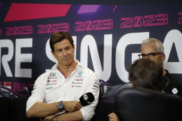„Most normális versenyigazgatónk van” – Wolff a döntő Mercedes–Ferrari összecsapásra készül
