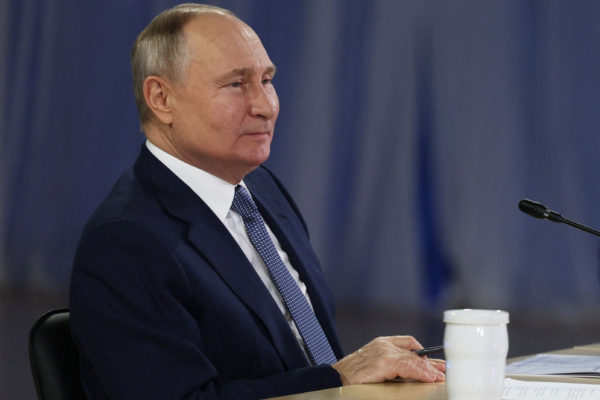 Putyin: Oroszország nem tervezi, hogy bezárja az ablakot Európára
