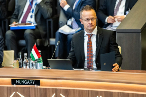 Szijjártó Péter: Érvényesülnek a magyar szempontok a NATO ukrajnai támogatási programja kapcsán