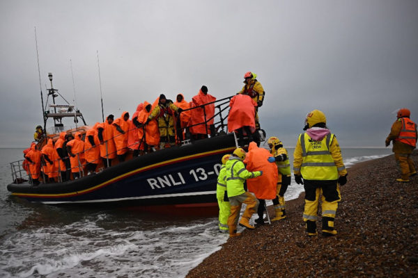 Több száz embert elszállítottak La Manche csatorna franciaországi partján kialakult migránstáborokból