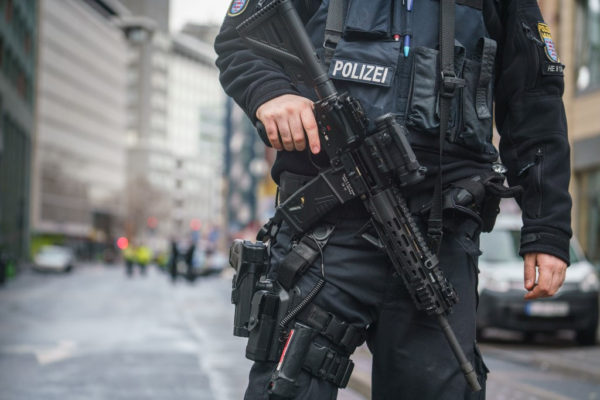 Több száz migráns Európába csempészésével gyanúsított férfiakat vettek őrizetbe Németországban