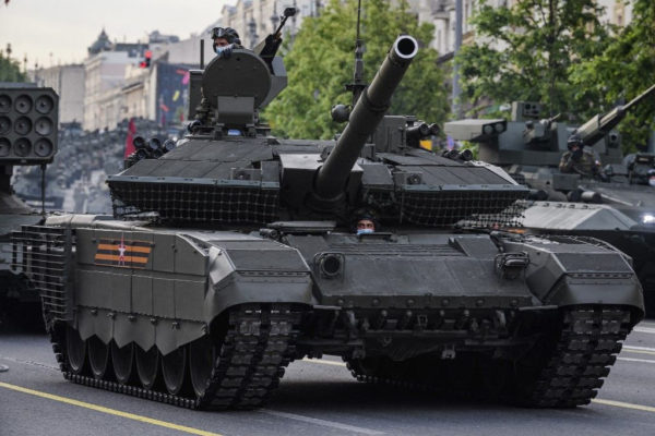 Videón, ahogy az orosz T-90-es harckocsi találkozott ukrán kamikaze drónnal