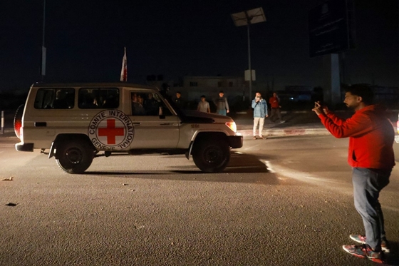 Világ: Megerősítették: a Hamász átadta a túszok második csoportját a Vöröskeresztnek