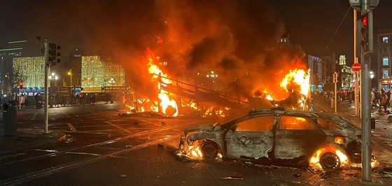 Világ: Utcai összecsapások, lángoló autók, elszabadult a pokol Dublinban a késes támadás után