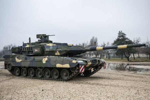 Átadták Tatán az első Leopard A7-es harckocsit és támogató járműveit