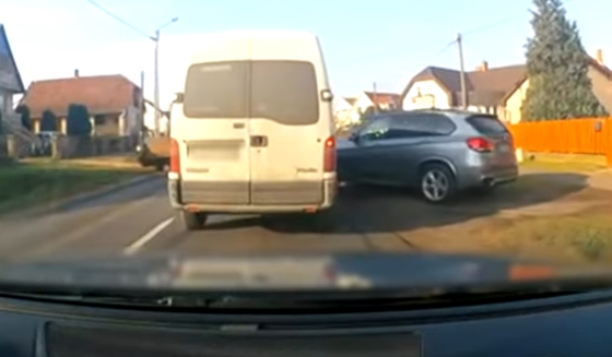 Autó: A járdán száguldva kerülte ki a kukásautót egy BMW-s, de a java csak ezután jött – videó