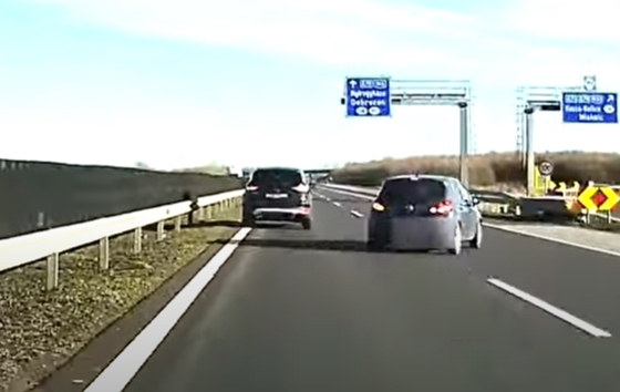 Autó: Az M3-as közepén kezdett forgolódni egy autós, aki elnézte a lehajtót – videó