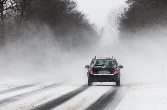 Autó: Havazásra, síkos utakra figyelmeztet a Magyar Közút