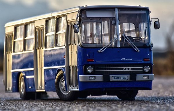Autó: Kedves fotókon pózol ez a 2,5 év alatt nem kis pénzből megépített miniatűr Ikarus busz