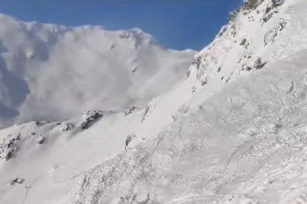 Brutális: így sodort el egy síelőt a lavina Ausztriában + VIDEÓ
