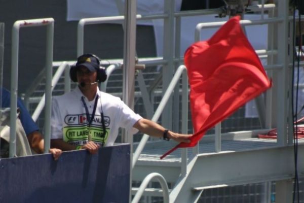 Büntetés a piros zászló okozásáért – az F1 is követheti hamarosan?