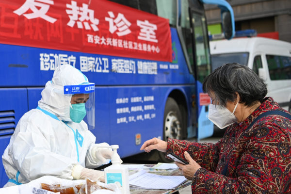 Covid újratöltve – utazási korlátozásokat vetnének ki Kínára egy rejtélyes vírus miatt