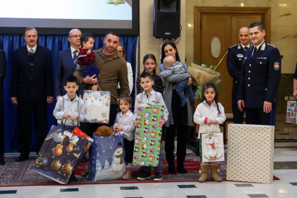 Családokat ajándékozott meg a Belügyminisztérium karácsony alkalmából + GALÉRIA