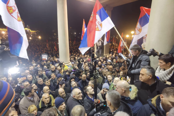 Durvul a helyzet Szerbiában, Vucic nyugalomra int