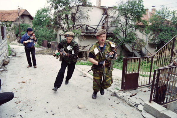Egykori boszniai szerb katonákat vádolnak horvát és bosnyák civilek meggyilkolásával