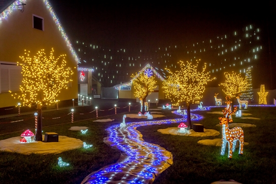 Élet+Stílus: 400 ezer izzóval csinálnak karácsonyi hangulatot a csákánydoroszlói Meseházban