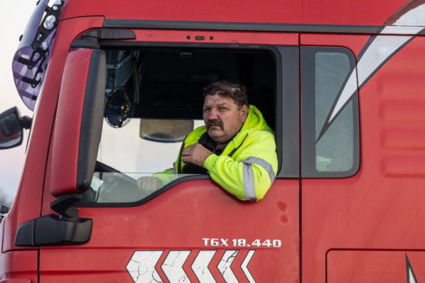 Fellélegezhetnek a kamionosok, felfüggesztik a blokádot a lengyel-ukrán határnál