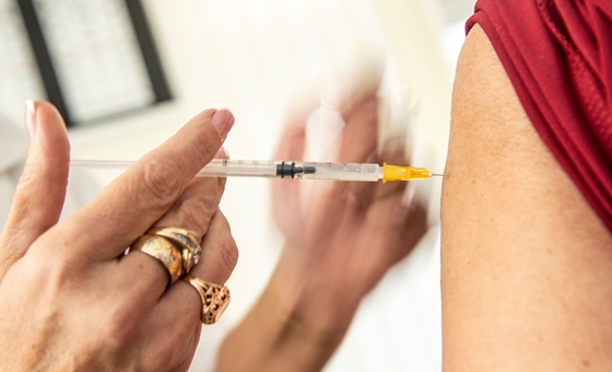 Itthon: Népszava: Nemsokára egyes védőoltásokat a patikákban is beadhatnak