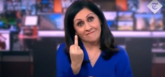 Kult: Felkerült a teljes videó, amelyen a BBC hírolvasója a középső ujjával bemutat a kamerának