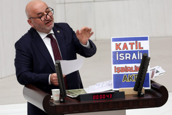 Meghalt a török politikus, aki Izrael fenyegetése közben szívrohamot kapott
