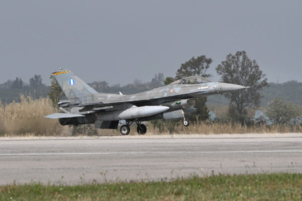 Moszkva: Ha NATO-bázisról szállnak fel az ukrán F–16-osok, az adott országot részvevőnek tekintjük