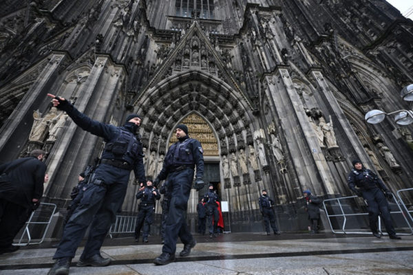 Németországban őrizetben tartanak egy férfit a kölni dómot ért fenyegetés miatt