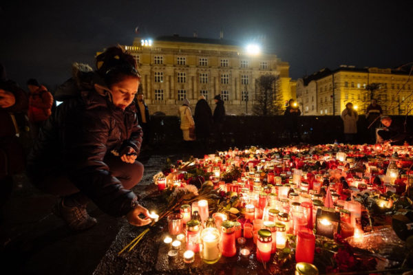 Nemzeti gyásznapot tartanak Csehországban a merénylet áldozataiért