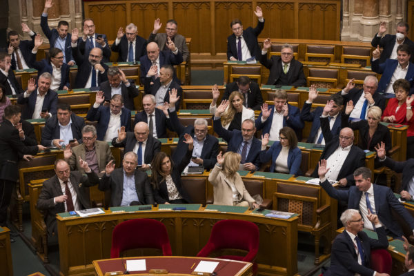 Országgyűlés: kétharmados törvényeket módosíthat a parlament