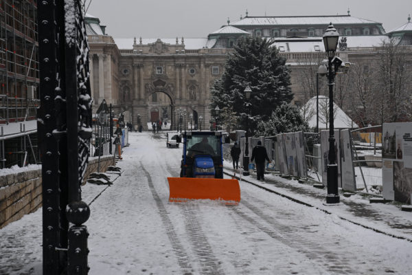 Ötven hókotró takarítja folyamatosan Budapest úthálózatát