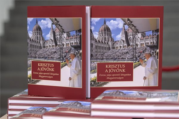 Pápalátogatás: díszkötet jelent meg Ferenc pápa magyarországi látogatásáról
