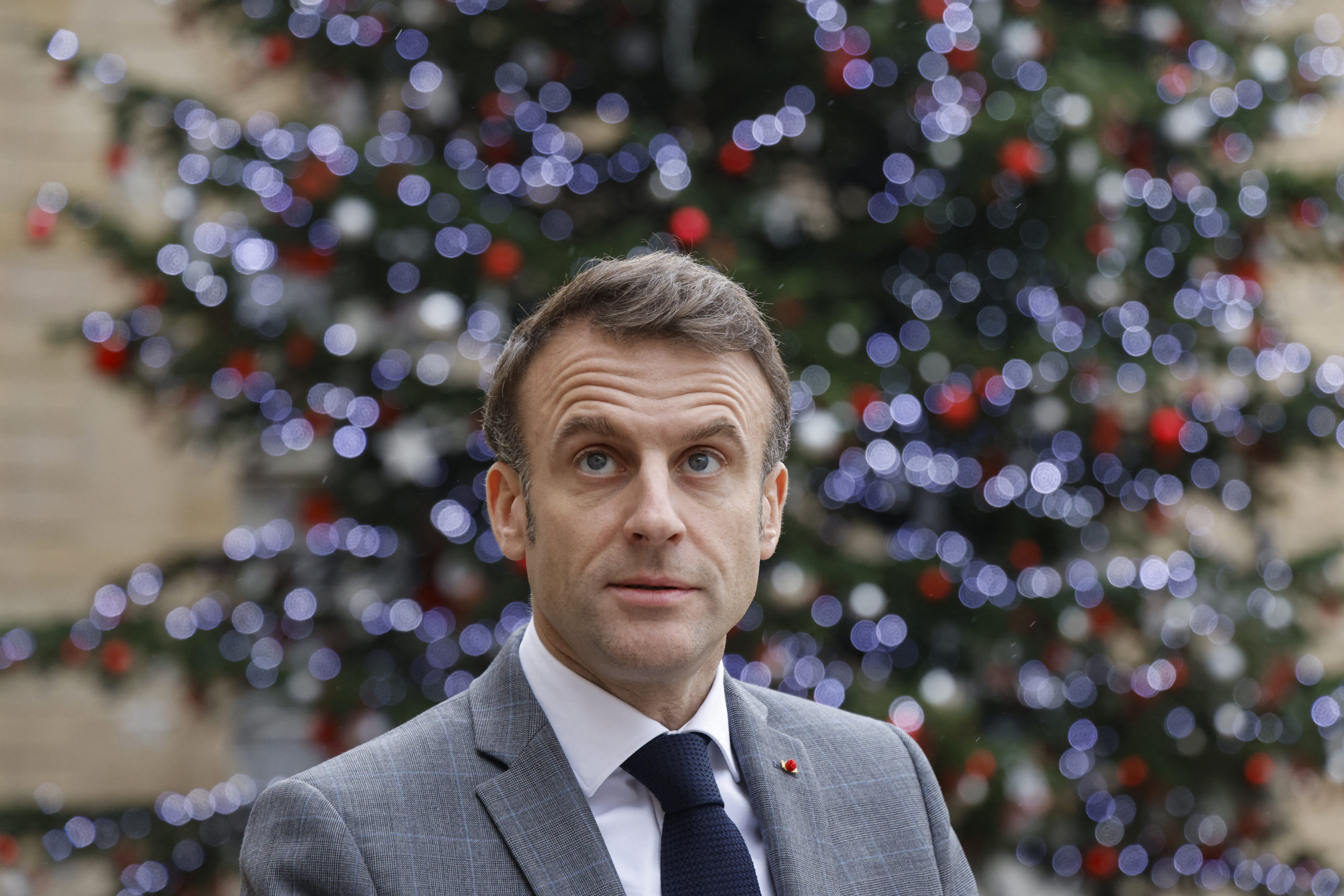 Politico: Macron nagy bajban van