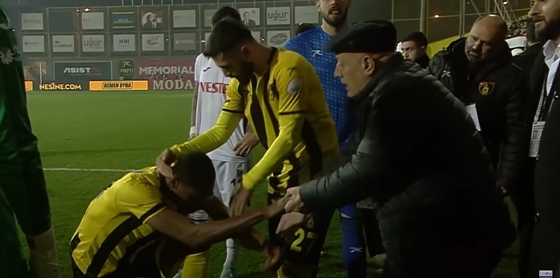 Sport: Megint elgurult egy török klubelnök gyógyszere, félbeszakadt egy isztambuli focimeccs