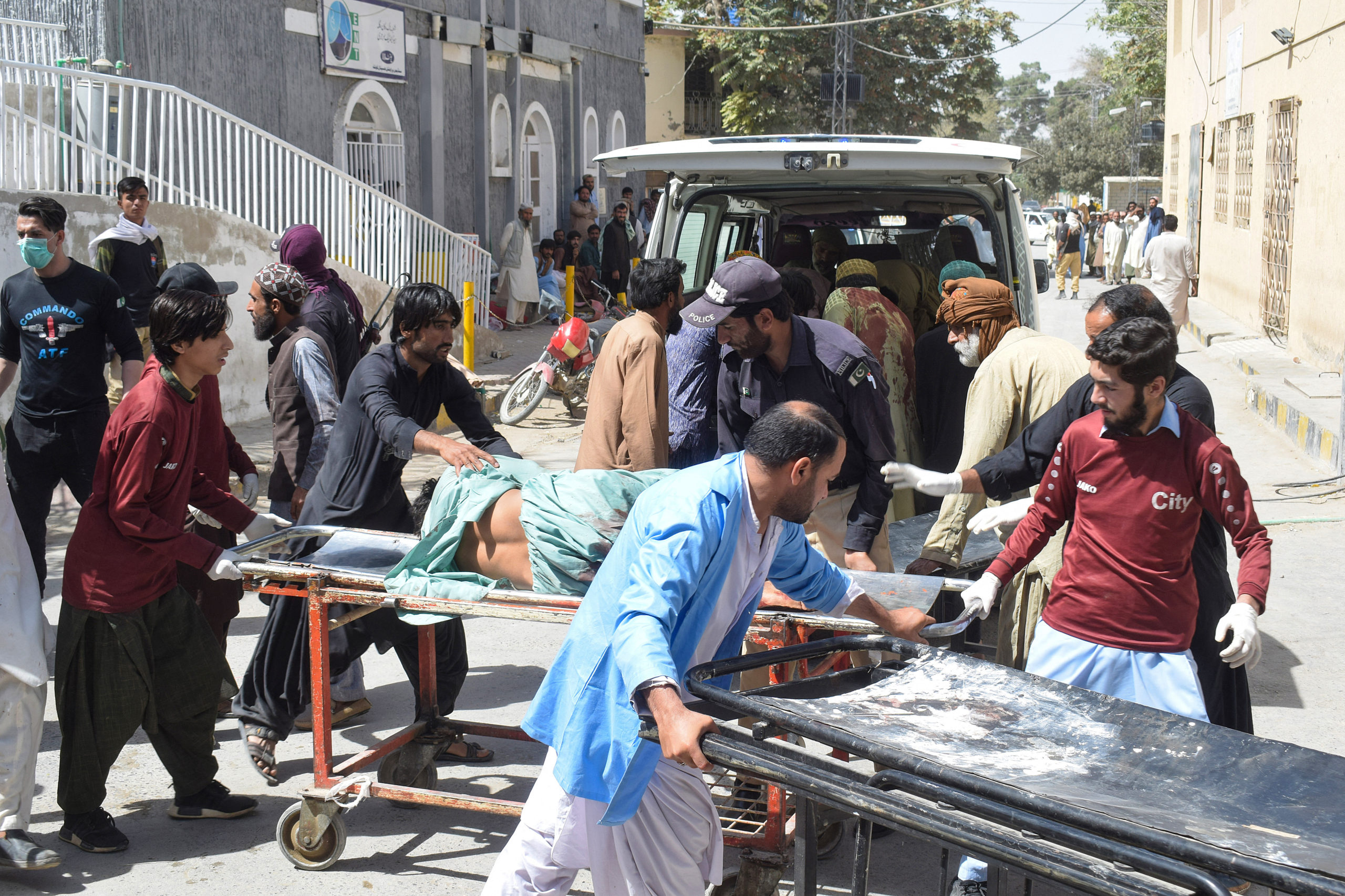 Súlyos merényletet követtek el a pakisztáni hadsereg alaptáboránál, sok halott és sebesült