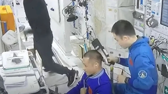 Tech: Videóra vették a kínaiak, milyen egy hajvágás az űrben
