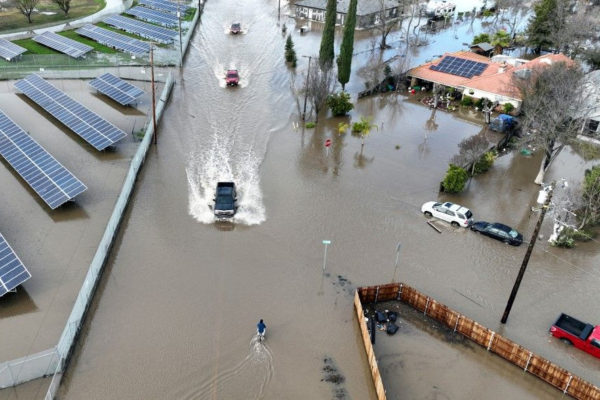 Több száz embert kellett kimenteni az Ausztrália északkeleti részén pusztító áradások miatt