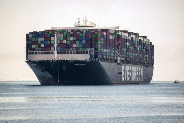 Többtucatnyi konténerhajót indít újra a Szuezi-csatornán át a dán Maersk