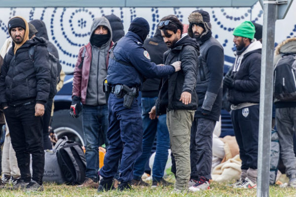 Tovább simogatná az illegális migránsokat Brüsszel